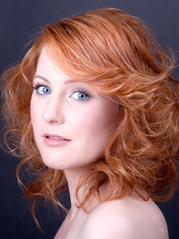Rotblonde, voluminöse Lockenfrisur aus dem Showroom von Saad Coiffeur